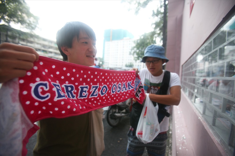 Một nhóm khán giả người Nhật Bản mua vé vào sân nhận ra Công Vinh và đây là cách họ thể hiện.