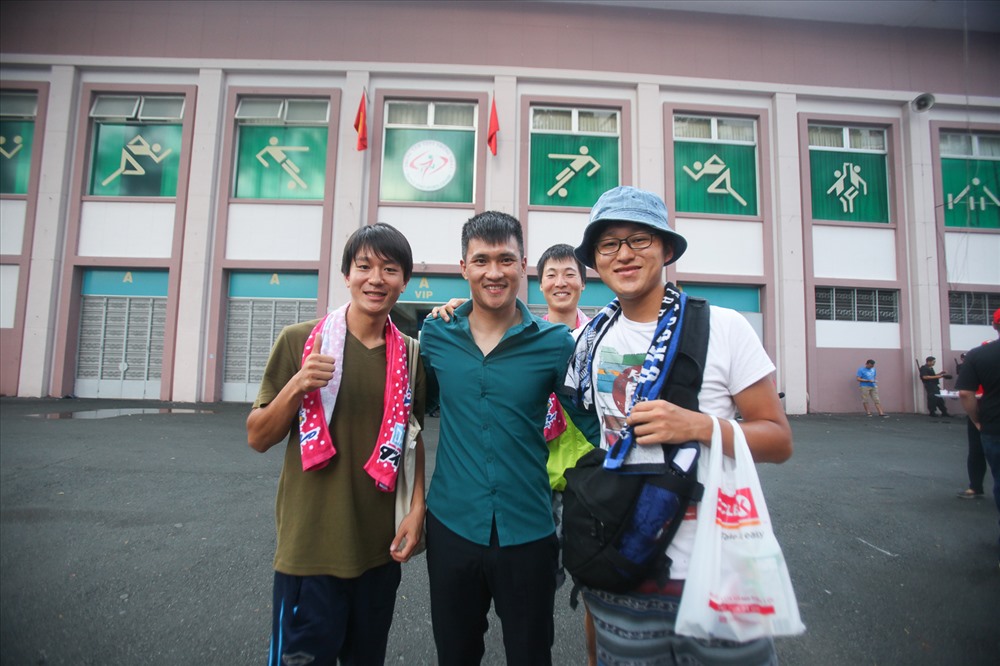 Các CĐV Nhật Bản xin chụp ảnh chung với Công Vinh, họ nói rằng biết Công Vinh khi còn thi đấu cho Consadole Sapporo.