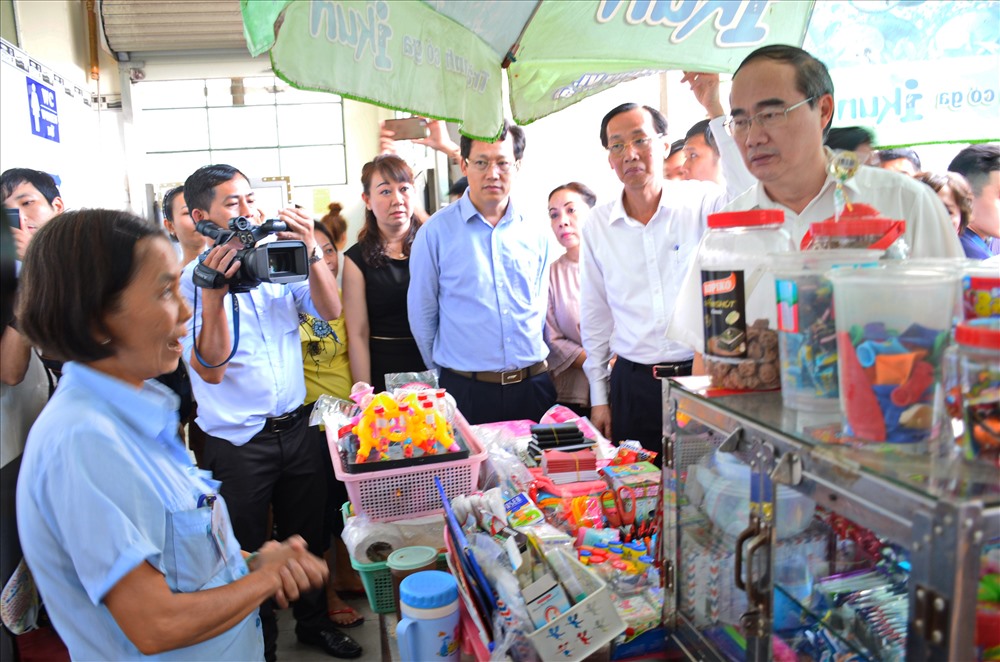 Bí thư Thành ủy TPHCM Nguyễn Thiện Nhân hỏi thăm tình hình buôn bán của tiểu thương tại chợ An Đông.  Ảnh: Đ.L