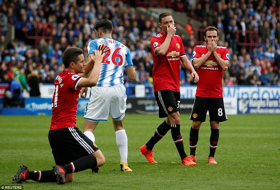 Herrera (áo đỏ bên trái) đã thừa nhận thái độ thi đấu yếu kém của anh và các đồng đội trong trận gặp Huddersfield Town. Ảnh: Reuters.