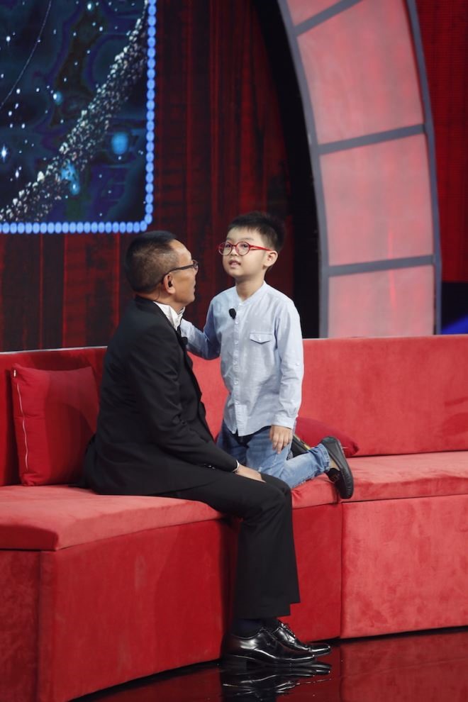 Cậu bé 6 tuổi Nguyên Huy khiến MC Lại Văn Sâm kinh ngạc về khả năng biết tuốt của mình.