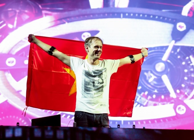 Hình ảnh DJ người Hà Lan Armin van Buuren biểu diễn tại Hà Nội vào năm 2015. Ảnh: BTC