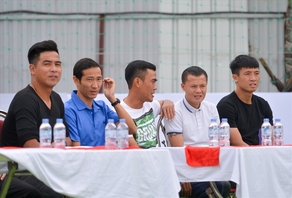 Việt Thắng, Thanh Phương, Phước Tứ, Thành Lương và tuyển thủ QG Tiến Dũng đến chia vui, ủng hộ Như Thành
