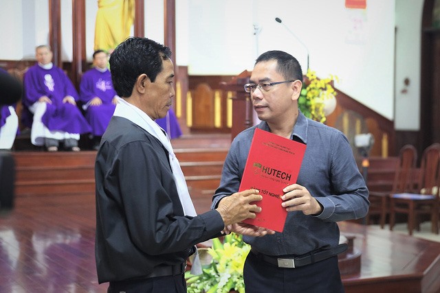 Hiệu trưởng trường ĐH Hutech trao bằng tốt nghiệp cho cha của sinh viên Nguyễn Thanh Long. Ảnh: Dân Trí