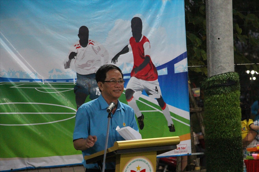 Ông Trần Ngọc Tuân - Chủ tịch CĐ KKT Dung Quất và các KCN Quảng Ngãi phát biểu khai mạc giải bóng đá mini. Ảnh: T.H