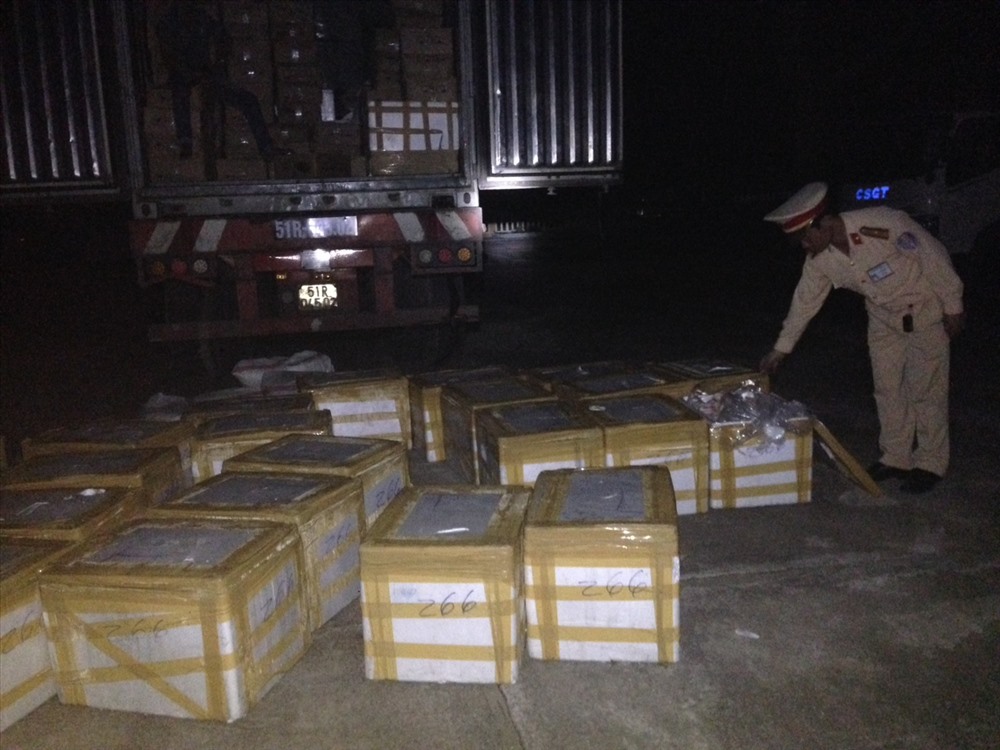 CSGT Công an Thanh Hoá bắt giữ hàng tấn tai lợn ôi thiu, không rõ nguồn gốc. 