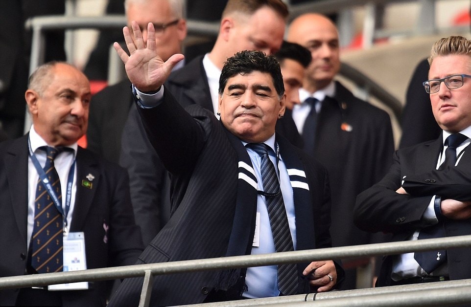 Huyền thoại bóng đá người Argentina - Diego Maradona (giữa) đã có mặt trên sân Wembley dự khán trận đấu này. Ảnh: Reuters.