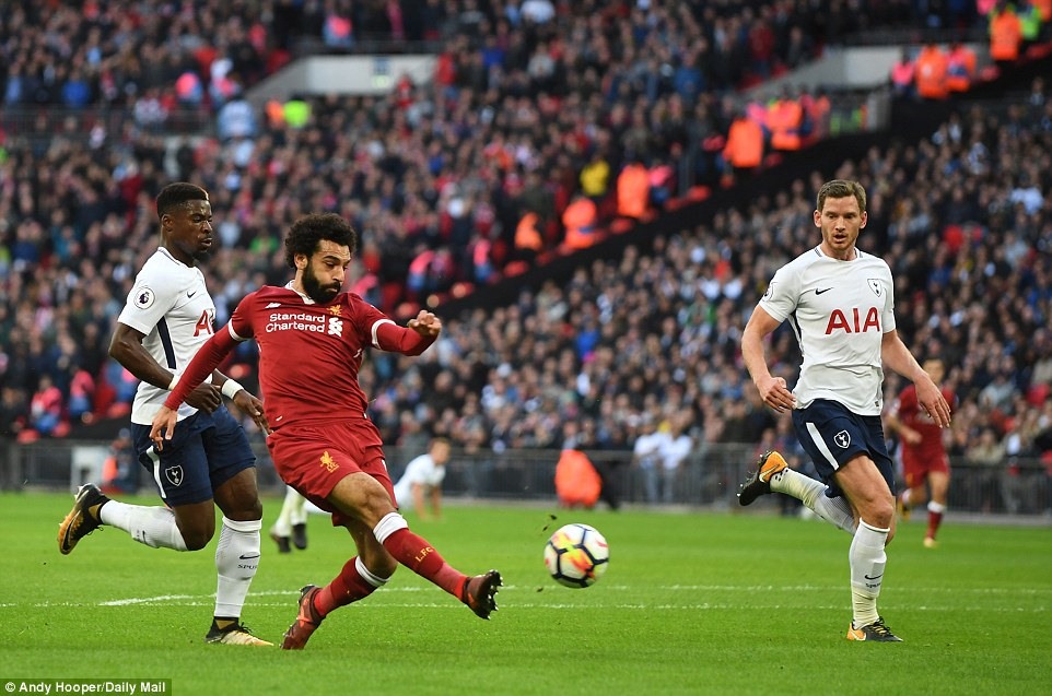 Salah (áo đỏ) ghi bàn thắng duy nhất cho Liverpool. Ảnh: Daily Mail.