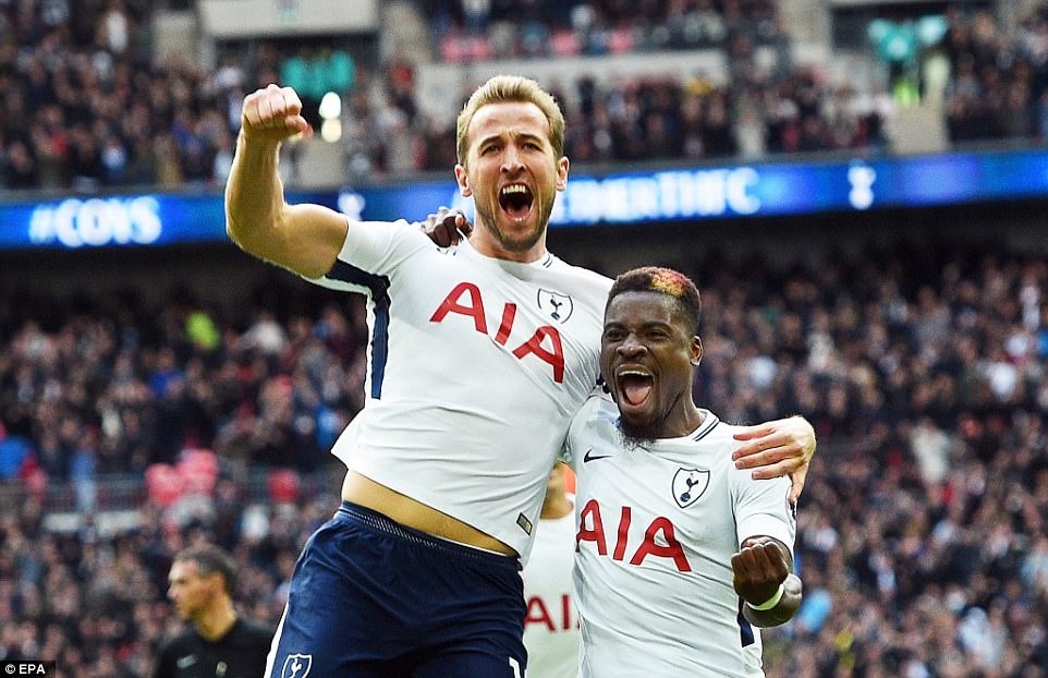 Harry Kane (trái) và các đồng đội đã có màn trình diễn vượt trội so với Liverpool. Ảnh: EPA.