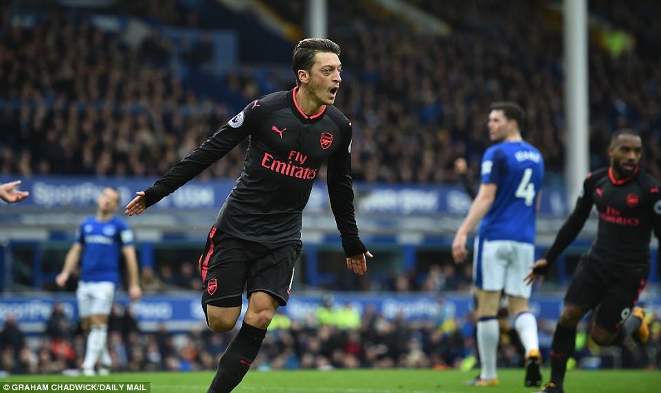 Mesut Ozil không có nhiều trận đấu thăng hoa như cuộc đọ sức với Everton. Ảnh: Daily Mail.