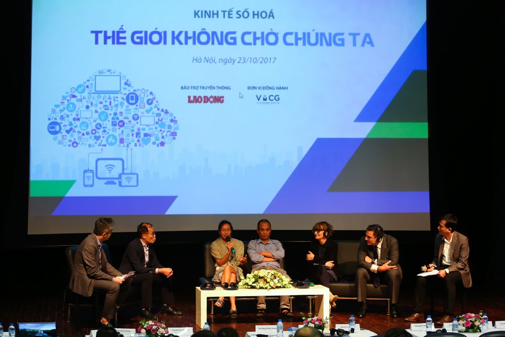 Các diễn giả và đại diện doanh nghiệp Việt Nam đối thoại trong hội thảo.