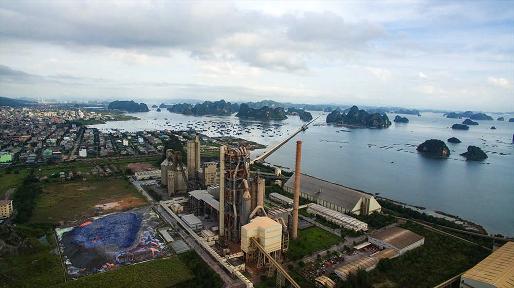 Ngày giữa trung tâm TP. Cẩm Phả, một nhà máy quy mô lớn, mỗi năm sản xuất hàng triệu tấn clinke và xi măng cũng đã gây ra phiền toái về môi trường đối với người dân đô thị này. Ảnh: T.N.D