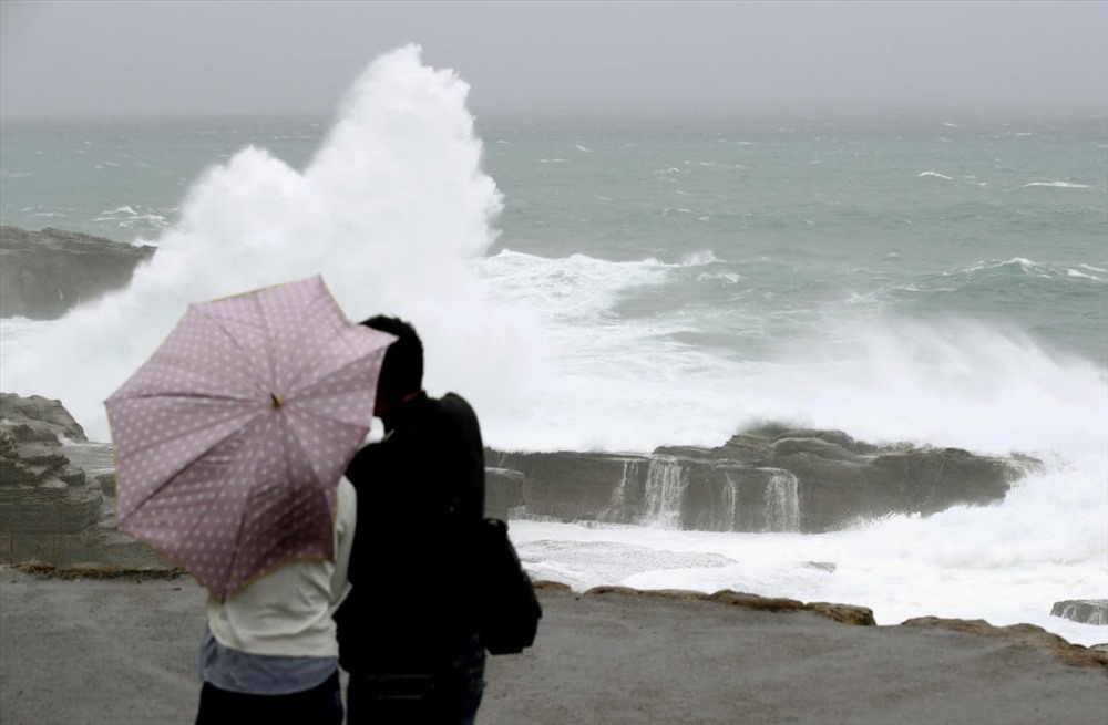 Đây là cơn bão số 21 trong mùa bão hiện tại của Nhật Bản. Cơn bão quét qua quần đảo với sức gió lên đến 193km/h giờ và tại một số địa điểm có lượng mưa hơn 700mm trong vòng 48 giờ qua. Ảnh: Reuters