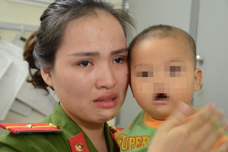 Thiếu úy Khuất Khánh Ly cho bé trai bị bỏ rơi bú sữa.