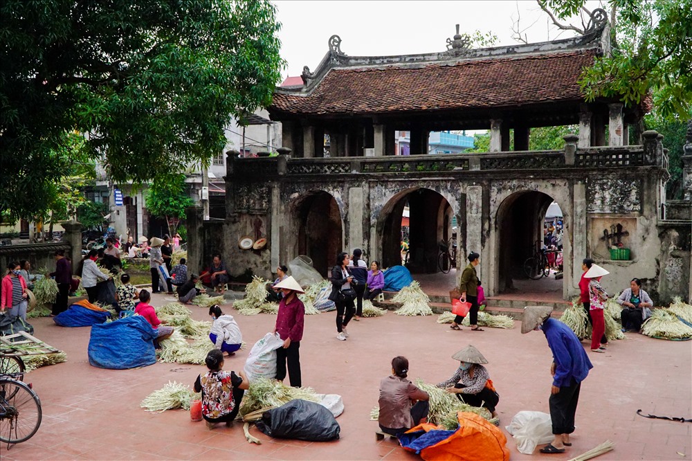 Khoảng 9 giờ sáng, phiên chợ bắt đầu vãn người. Người dân làng Chuông lại trở về với công việc đồng áng hàng ngày và hẹn nhau vào những phiên chợ tới. (Ảnh: Trúc Hà)