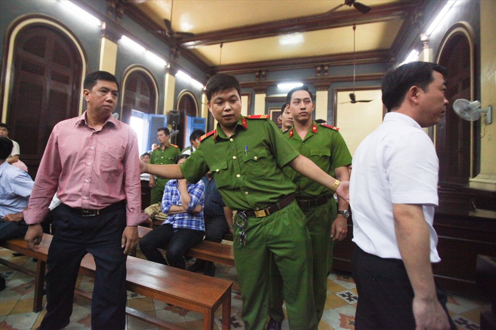 Chiều 23.10, trước khi tiếp tục phiên xử, TAND Cấp cao tại TP HCM đọc lệnh bắt tạm giam Nguyễn Minh Hùng và Võ Mạnh Cường.