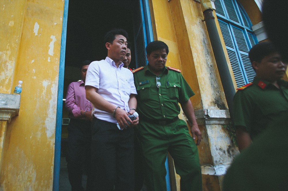 Bị cáo Hùng bị dẫn giải ra xe về trại tạm giam.