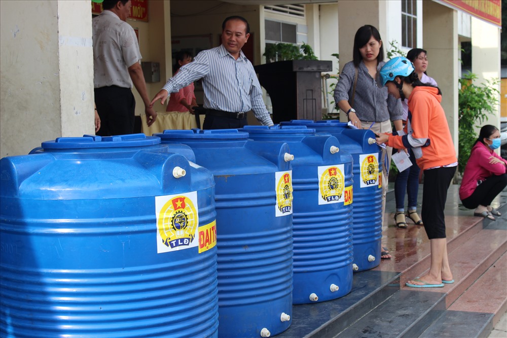 Chủ tịch CĐ Các KCN Bến Tre Phạm Hòa (đứng giữa) trao bồn chứa nước cho CNLĐ KCN Giao Long.