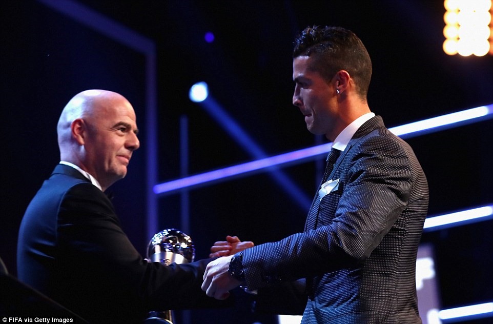 Ronaldo (phải) bắt tay với Chủ tịch FIFA Gianni Infantino trên sân khấu buổi lễ. Ảnh: Getty Images.