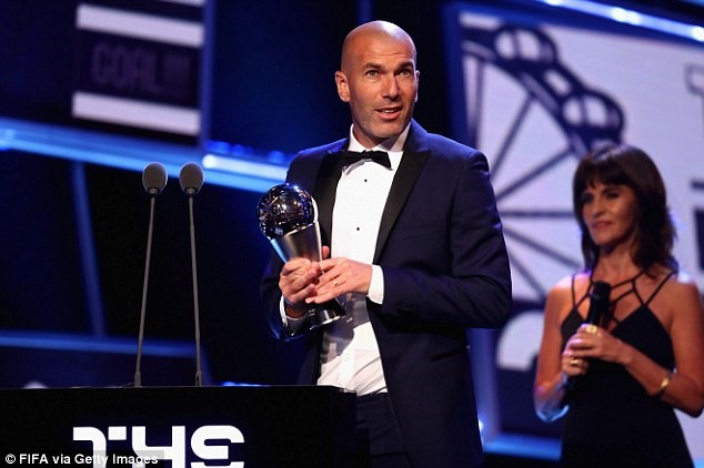 HLV Zinedine Zidane phát biểu sau khi nhận giải. Ảnh: Getty Images.