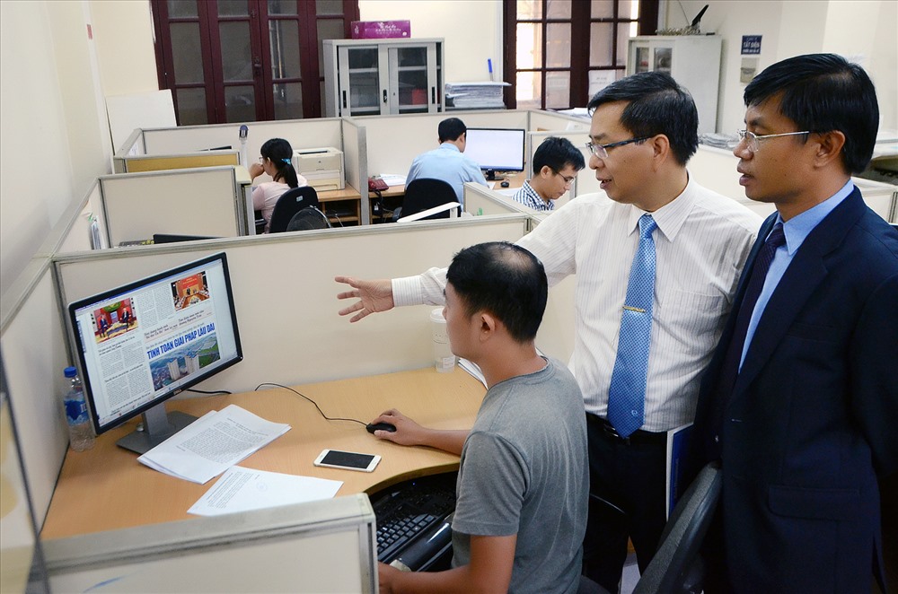 Tổng Biên tập Báo Hànộimới Nguyễn Hoàng Long trao đổi nghiệp vụ với các bạn đồng nghiệp Lào về quy trình làm báo. Ảnh: PV