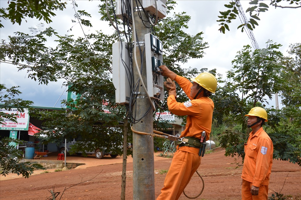 Nhân viên điện lực kiểm tra, bảo dưỡng hệ thống lưới điện nông thôn. Ảnh: Tâm An