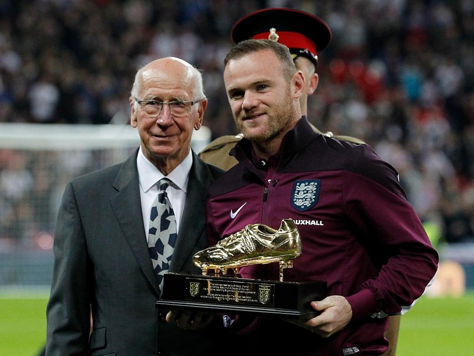 Rooney trong ngày nhận giải thưởng cầu thủ ghi nhiều bàn thắng nhất cho “Tam sư” sau khi vượt qua thành tích của Sir Bobby Charlton. Ảnh: Getty.