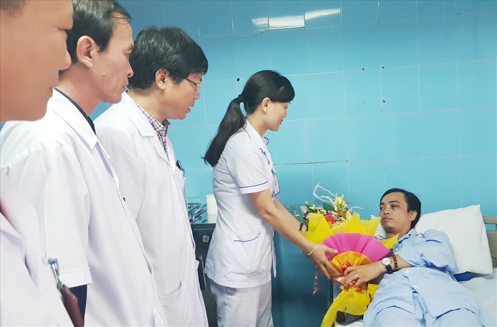 Lãnh đạo Bệnh viện và tổ chức Công đoàn thăm hỏi, động viên BS Sơn yên tâm điều trị. Ảnh: Lê Phi Long