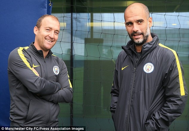 HLV Pep Guardiola (phải) từng ban hành lệnh cấm Wi-Fi ở Man City. Ảnh: Manchester City FC.