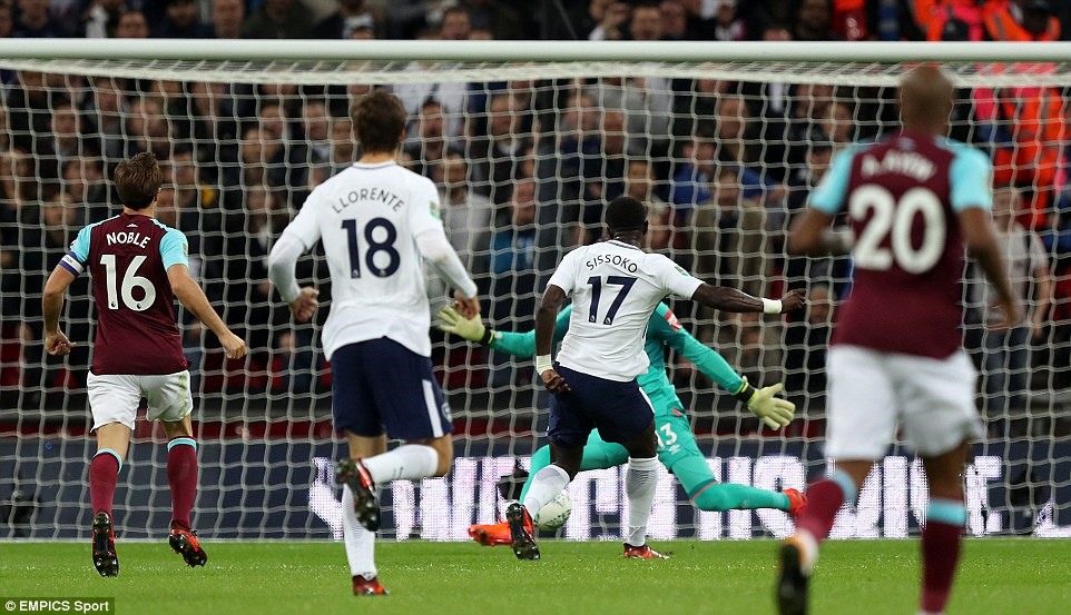 Sissoko mang về bàn mở điểm cho Tottenham. Ảnh: Empics Sport.