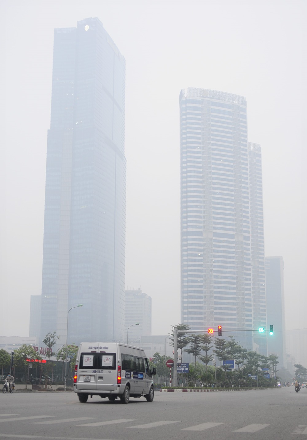 Sương mù bao phủ nóc tòa nhà Keangnam