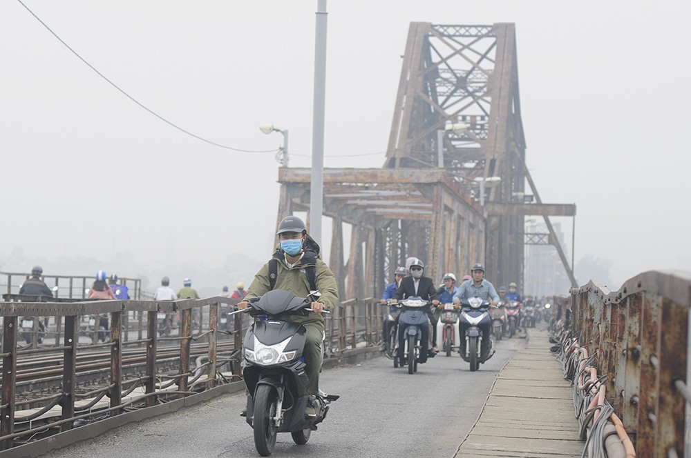 Tầm nhìn hạn chế trên cầu Long Biên lúc 8h15
