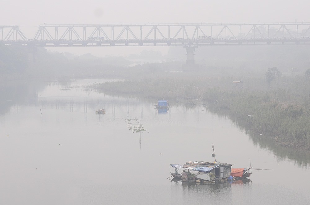 Cầu Chương Dương nhìn từ phía cầu Long Biên dần dần biến mất trong làn sương mù trắng 