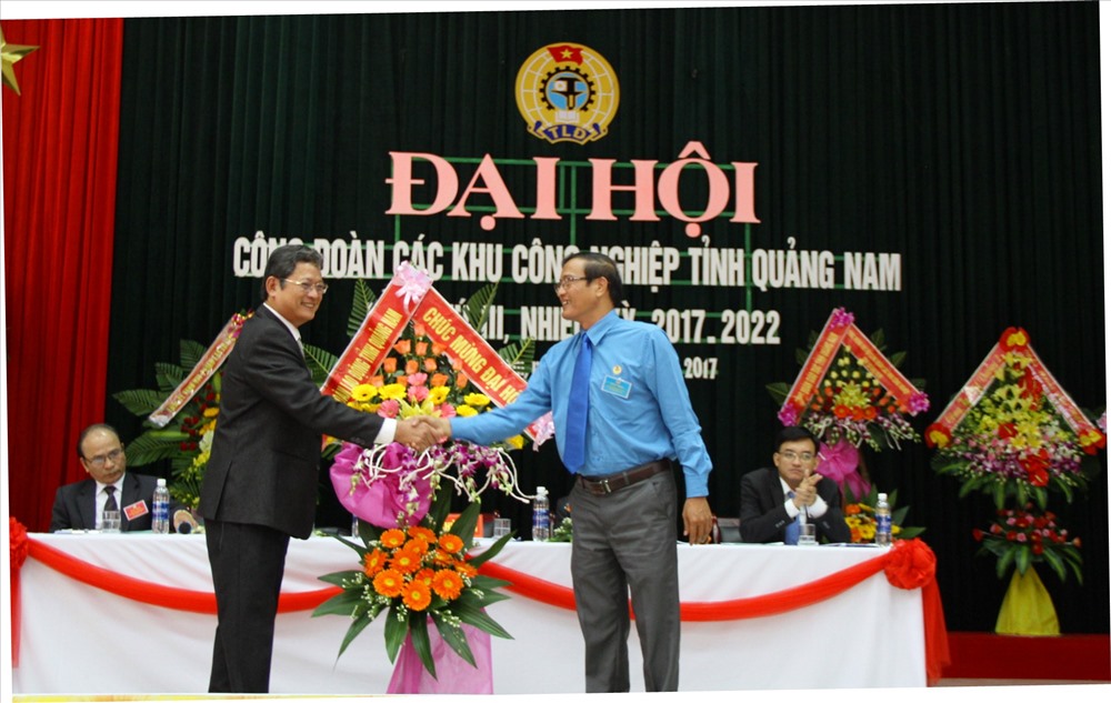Ông Lưu Văn Thương (trái) - Phó Chủ tịch LĐLĐ tỉnh Quảng Nam tặng hoa chúc mừng đại hội. Ảnh: LP