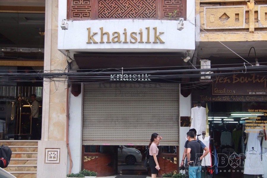 Cửa hàng Khaisilk tại địa chỉ 113 Hàng Gai ngừng hoạt động kinh doanh để phục vụ công tác kiểm tra của cơ quan chức năng.