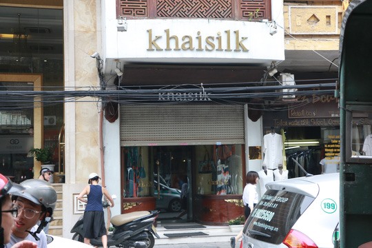 Cửa hàng Khaisilk nơi đoàn kiểm tra của Bộ Công Thương tới kiểm tra.