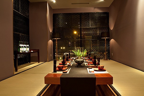 Nhà hàng phong cách Nhật Chiisana Hashi tọa lạc tại tầng trệt và tầng 1 của tòa nhà River Garden, Thảo Điền, Q.2, TP.HCM.