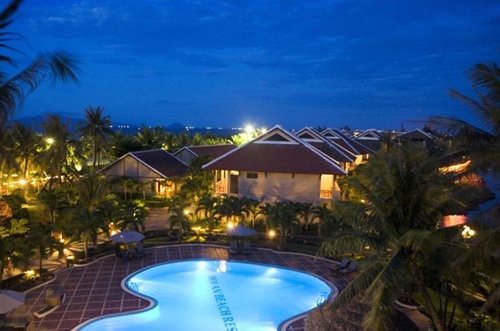 Năm 2000, khu nghỉ dưỡng cao cấp đầu tiên của Tập đoàn Khaisilk “Hội An Riverside Resort & Spa” được đặt tại Hội An, Quảng Nam. Đây là resort đầu tiên của Hội An và gần như là resort đầu tiên ở Việt Nam, được một tạp chí rất uy tín của Mỹ bình bầu là một trong những resort tốt nhất thế giới.