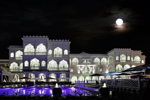 Tòa lâu đài có giá 15 triệu đô (tương đương hơn 300 tỉ đồng) được Hoàng Khải lấy cảm hứng từ ngôi đền Taj Mahal Ấn Độ, nằm tại số 6 đường Phan Văn Chương, khu đô thị Phú Mỹ Hưng (phường Tân Phong quận 7 - TPHCM).