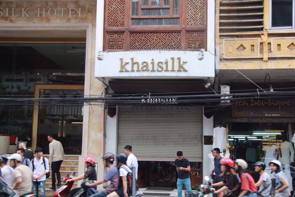 Cửa hàng Khaisilk tại địa chỉ 113 Hàng Gai ngừng hoạt động kinh doanh để phục vụ công tác kiểm tra của cơ quan chức năng. Ảnh: CTV
