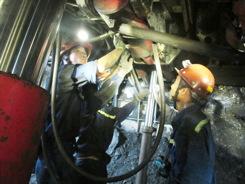  Khai thác than tại lò chợ CGH đồng bộ 1,2 triệu tấn than/ năm.