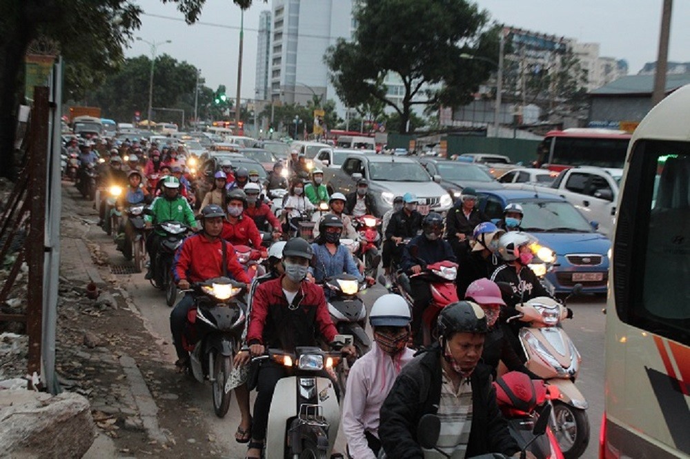 Trên đường Phạm Văn Đồng, từng dòng xe kẹt cứng trên đường nhúc nhích từng tí một