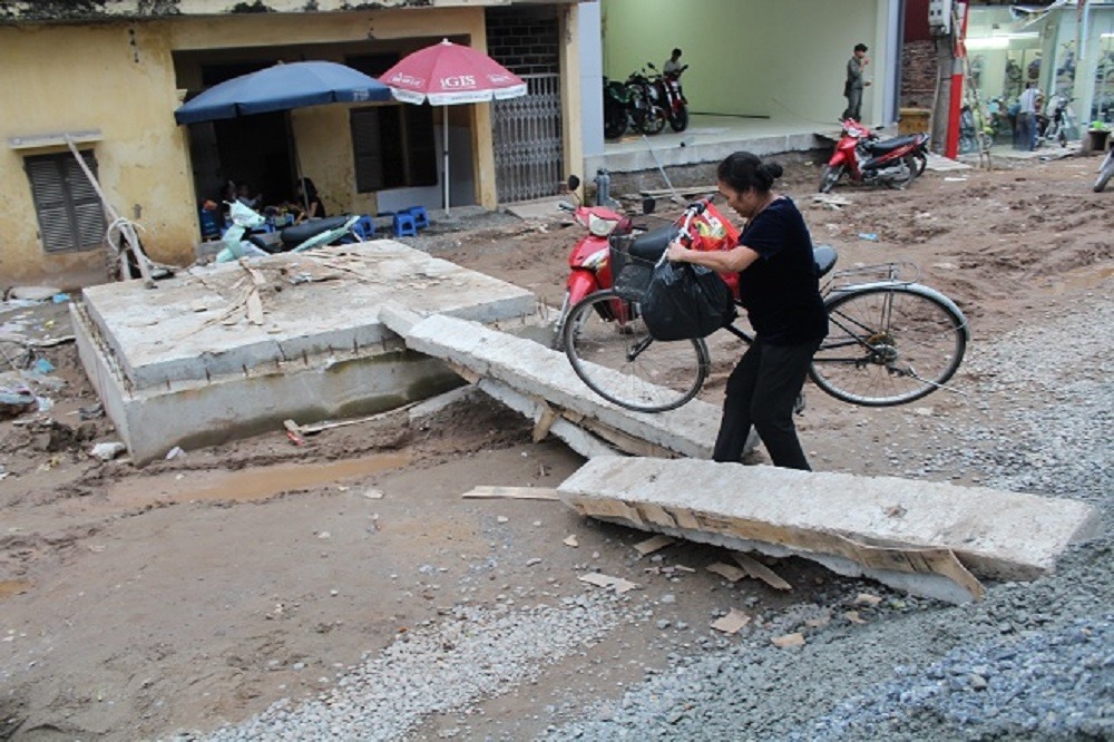 Tấm bê tông không làm khó được người dân đưa xe vào công trường, với hi vọng thoát được đoạn đường ùn tắc.