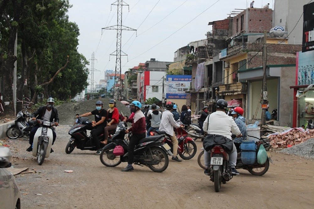 Nhiều người không dám leo qua các bãi đá nên quay đầu.