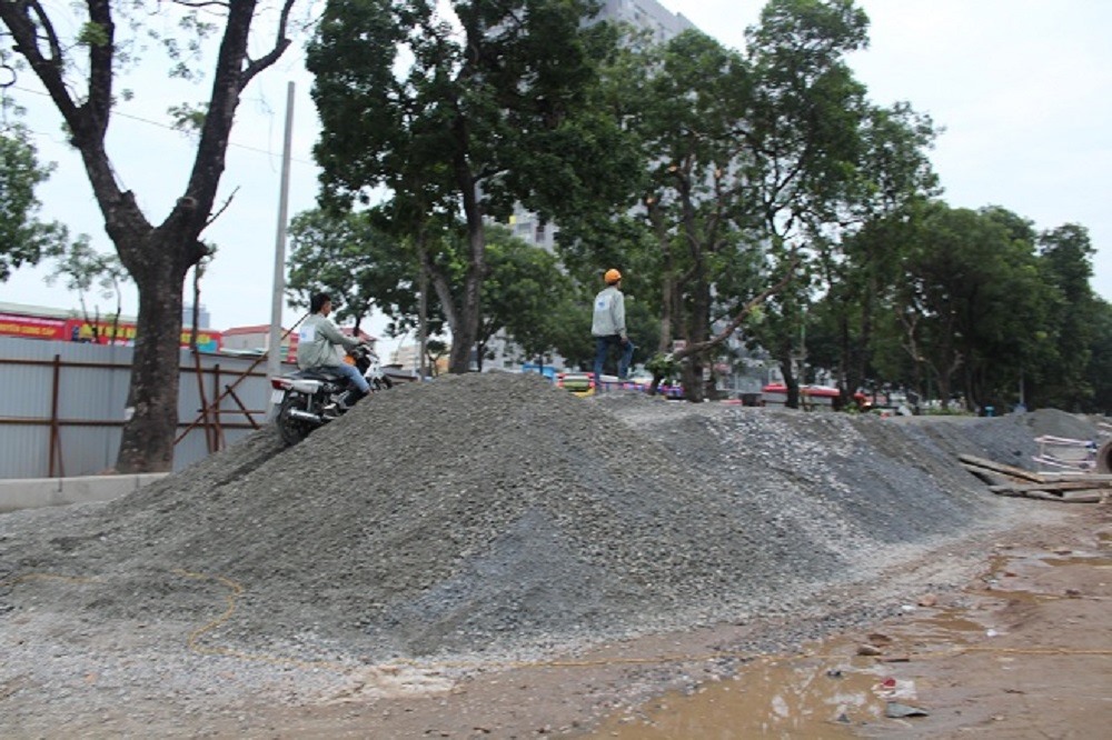 Là công trường đang thi công dở nên ngổn ngang vật liệu, thế nhưng các phương tiện cứ ùn ùn đi vào con đường này.