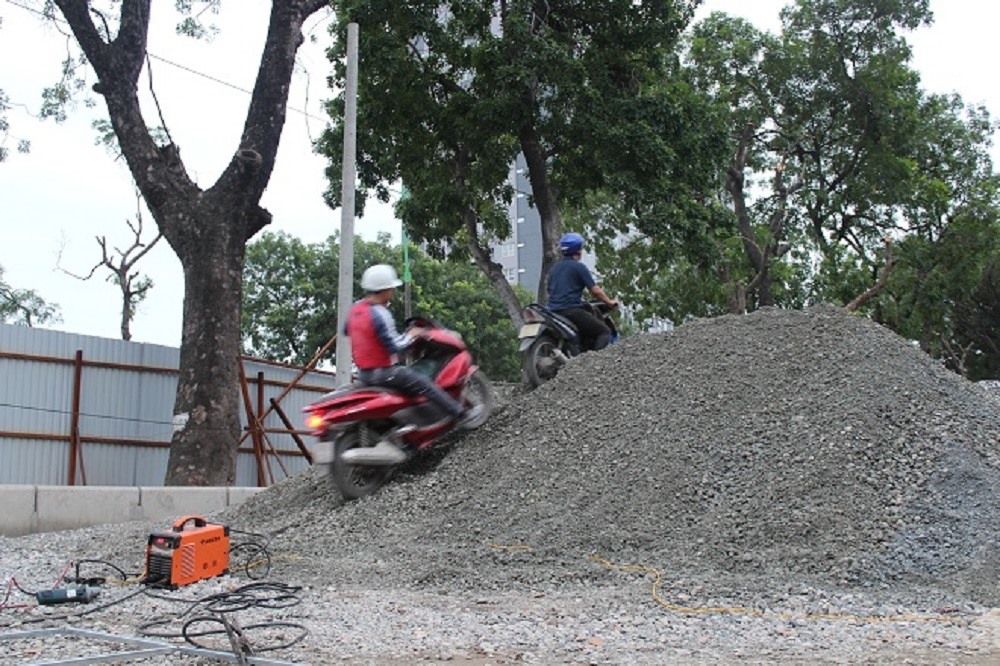 Là công trường đang thi công dở nên ngổn ngang vật liệu, thế nhưng các phương tiện cứ ùn ùn đi vào con đường này.