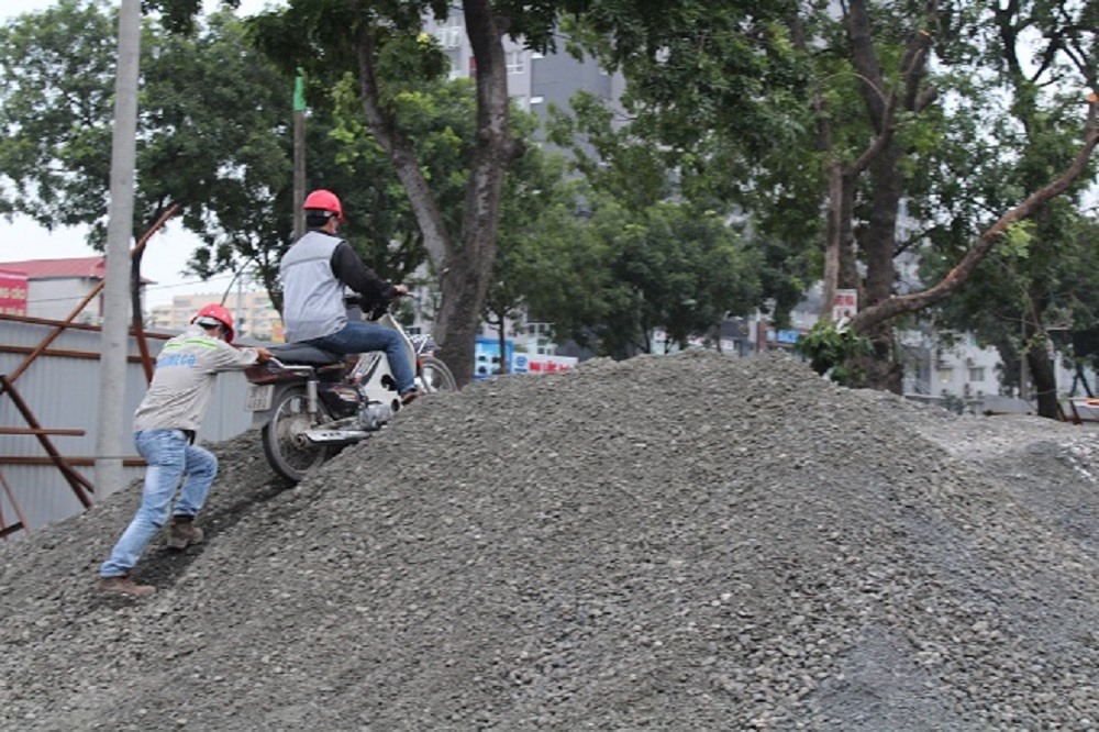 Nhiều xe máy không đủ khỏe nên phải có người hỗ trợ mới lên được dốc.