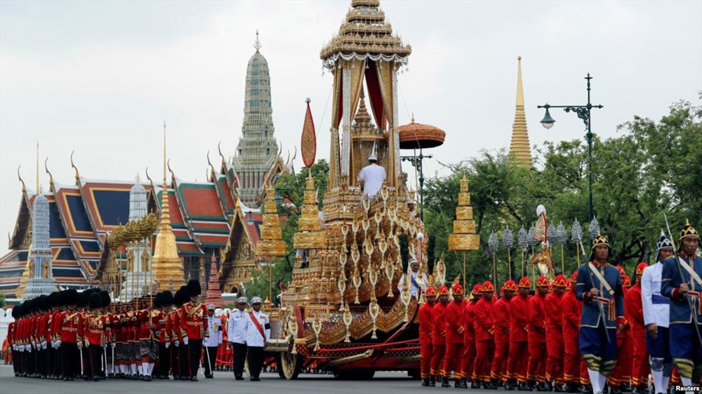 Linh cữu cố Quốc vương Bhumibol Adulyadej được rước tới Đài hóa thân trước Hoàng cung tại Bangkok, Thái Lan, ngày 26.10.2017. Ảnh: Reuters