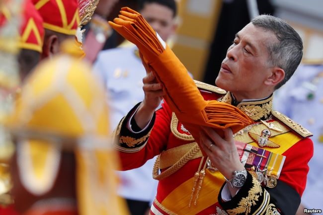 Quốc vương Maha Vajiralongkorn trong lễ hỏa táng cha, ngày 26.10.2017. Ảnh: Reuters