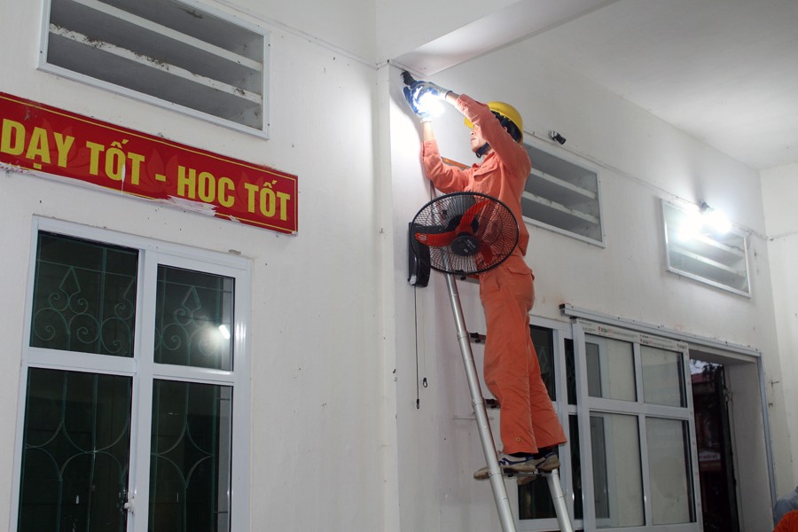 Sửa chữa hệ thống chiếu sáng tại trường THCS Nam Phương Tiến A